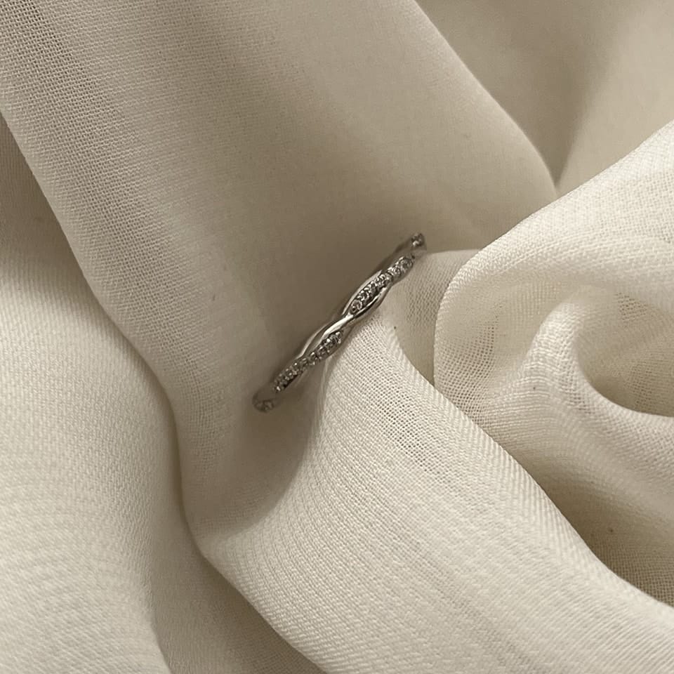Diamond wedding band
